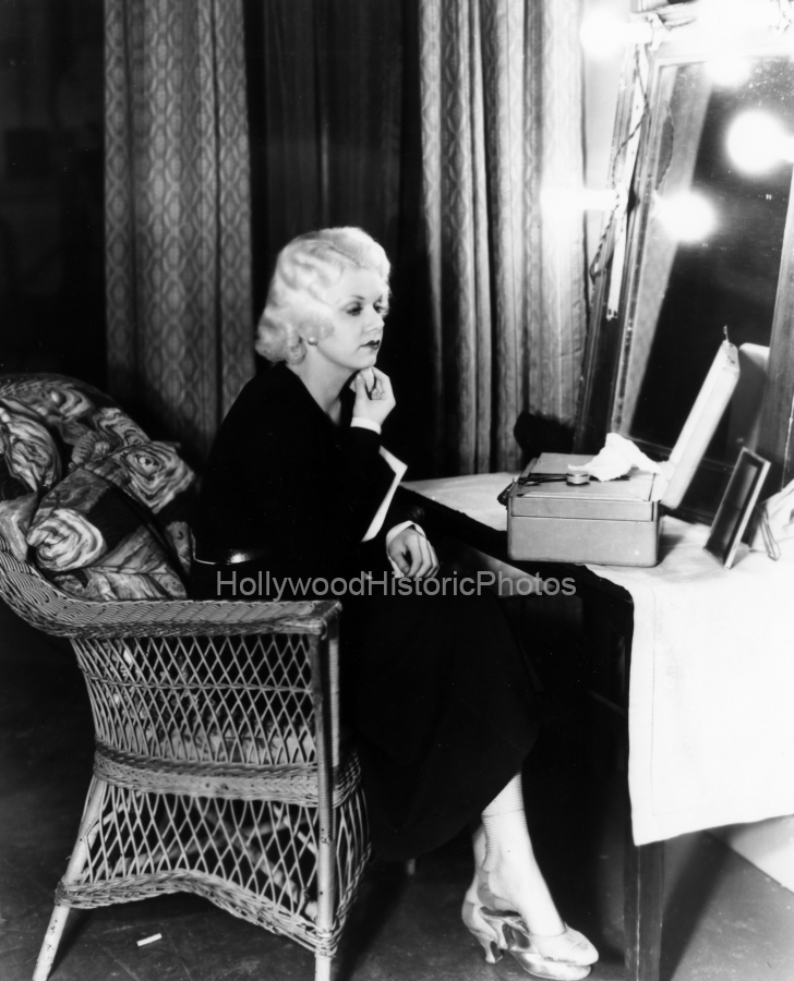Jean Harlow 1931 1 Touching up her make up on set wm.jpg